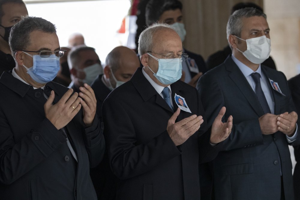 Kılıçdaroğlu cenaze törenine katılarak,  Aylin Nazlıaka'ya destek oldu