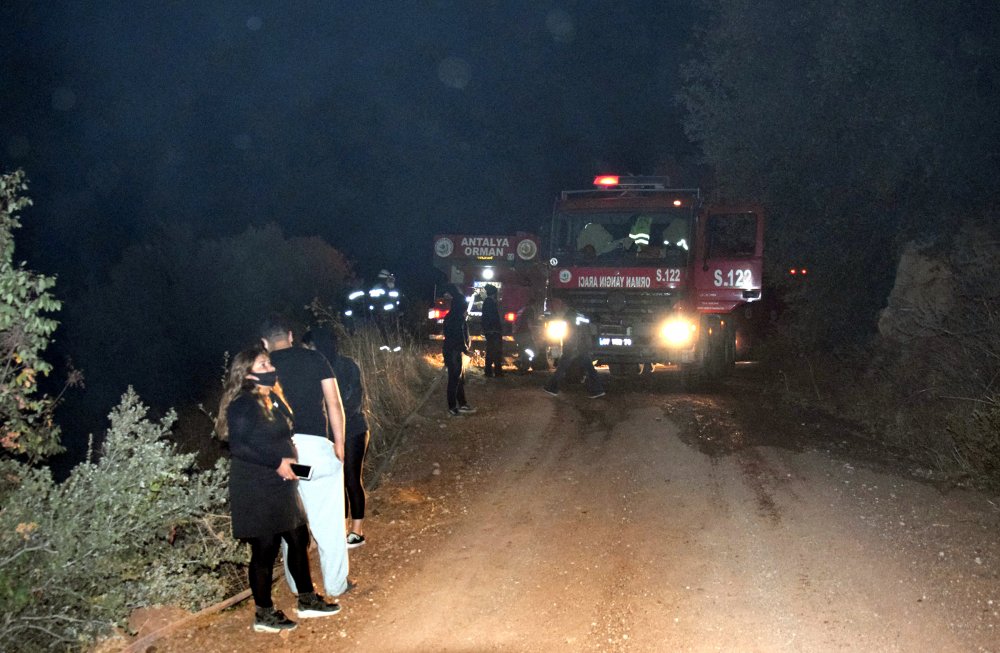 Otluk alanda çıkan ve sera ile evleri tehdit eden yangın söndürüldü