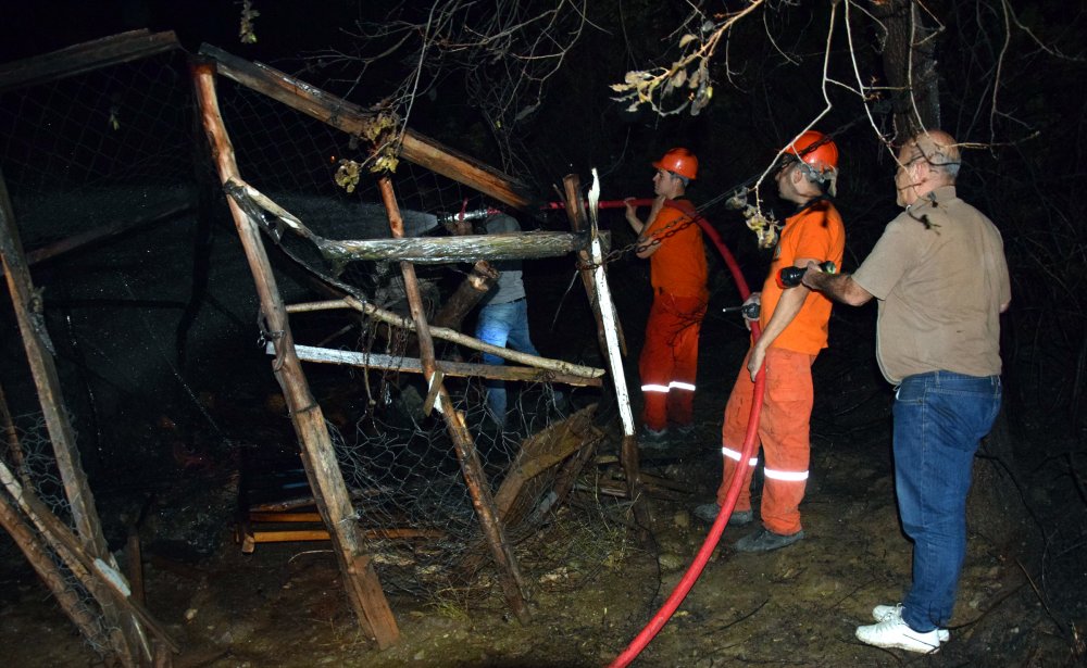 Otluk alanda çıkan ve sera ile evleri tehdit eden yangın söndürüldü