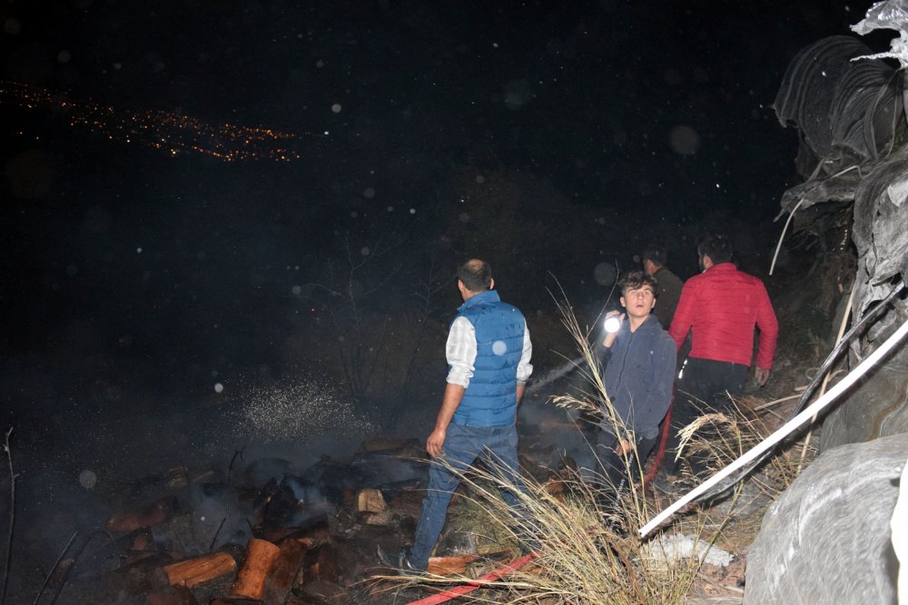 Otluk alanda çıkan ve sera ile evleri tehdit eden yangın söndürüldü