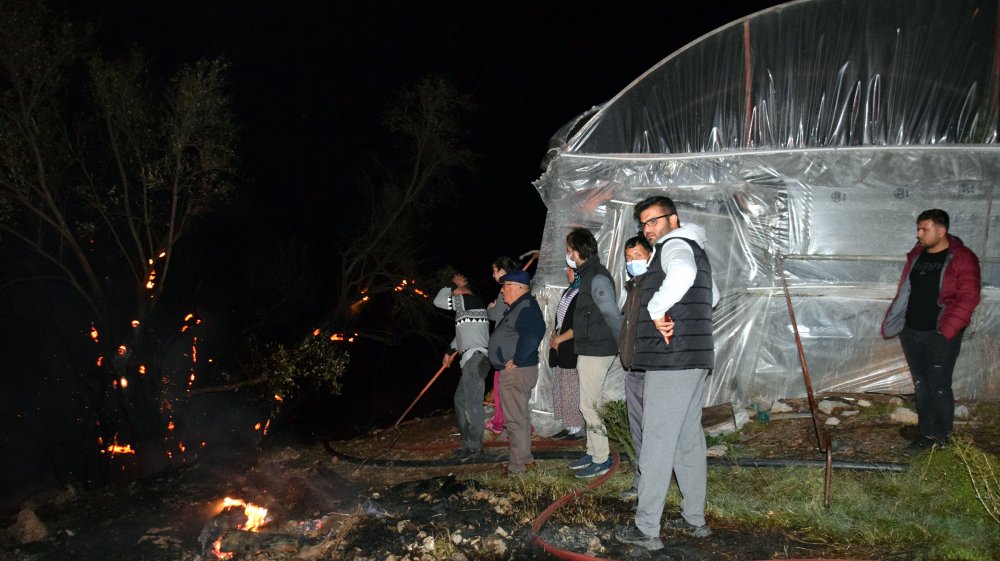 Otluk alanda çıkan ve sera ile evleri tehdit eden yangın söndürüldü