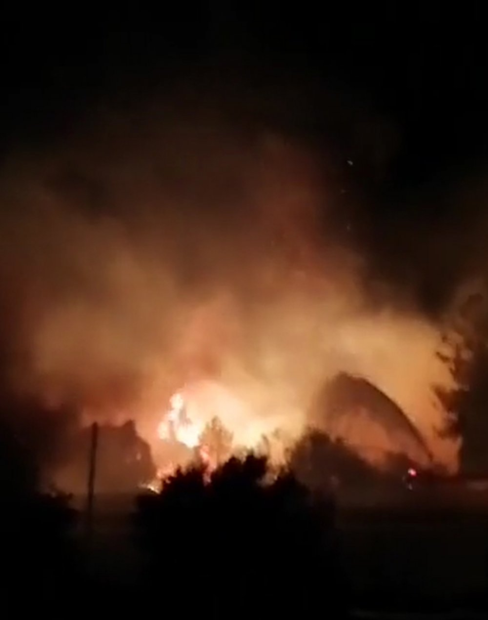 Otluk alanda çıkan ve sera ile evleri tehdit eden yangın söndürüldü