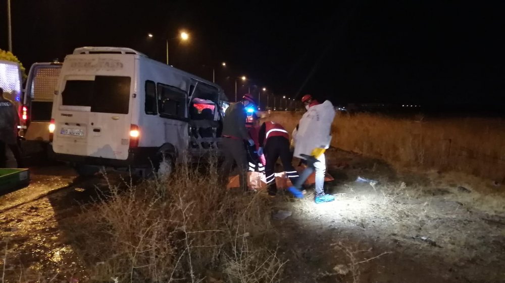 Van'da kaçak göçmenleri taşıyan münibüs kaza yaptı: 1 ölü, 7 yaralı