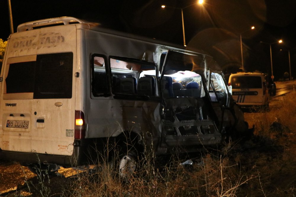 Van'da kaçak göçmenleri taşıyan münibüs kaza yaptı: 1 ölü, 7 yaralı