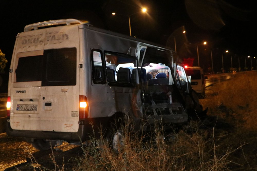 Van'da kaçak göçmenleri taşıyan münibüs kaza yaptı: 1 ölü, 7 yaralı