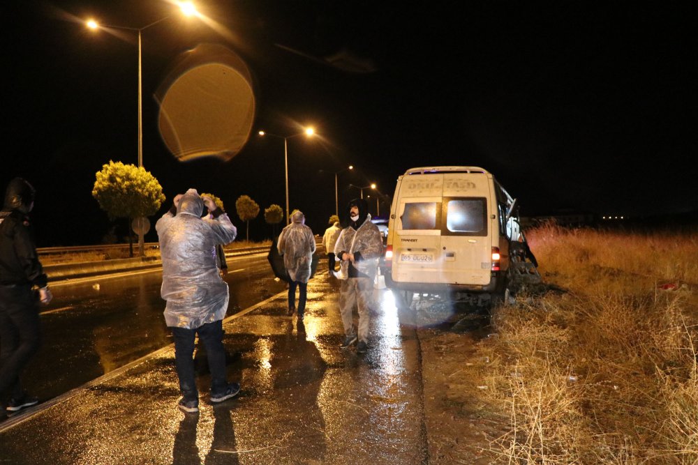 Van'da kaçak göçmenleri taşıyan münibüs kaza yaptı: 1 ölü, 7 yaralı