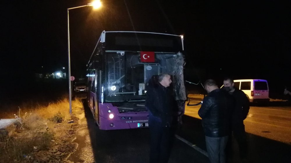 Van'da kaçak göçmenleri taşıyan münibüs kaza yaptı: 1 ölü, 7 yaralı