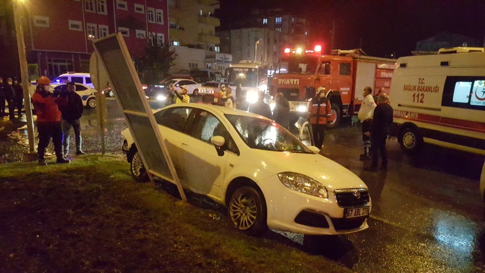ZONGULDAK'ın Ereğli ilçesinde iki otomobilin çarpıştığı kazada 3 kişi yaralandı.