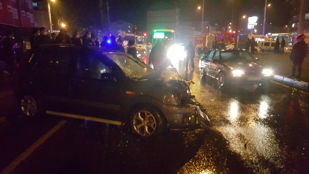 ZONGULDAK'ın Ereğli ilçesinde iki otomobilin çarpıştığı kazada 3 kişi yaralandı.