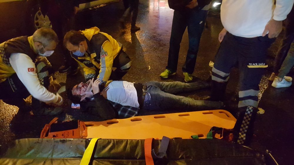 ZONGULDAK'ın Ereğli ilçesinde iki otomobilin çarpıştığı kazada 3 kişi yaralandı.