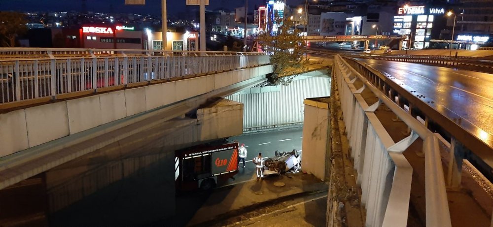 Avcılar'da otomobil viyadükten uçtu: 3 yaralı