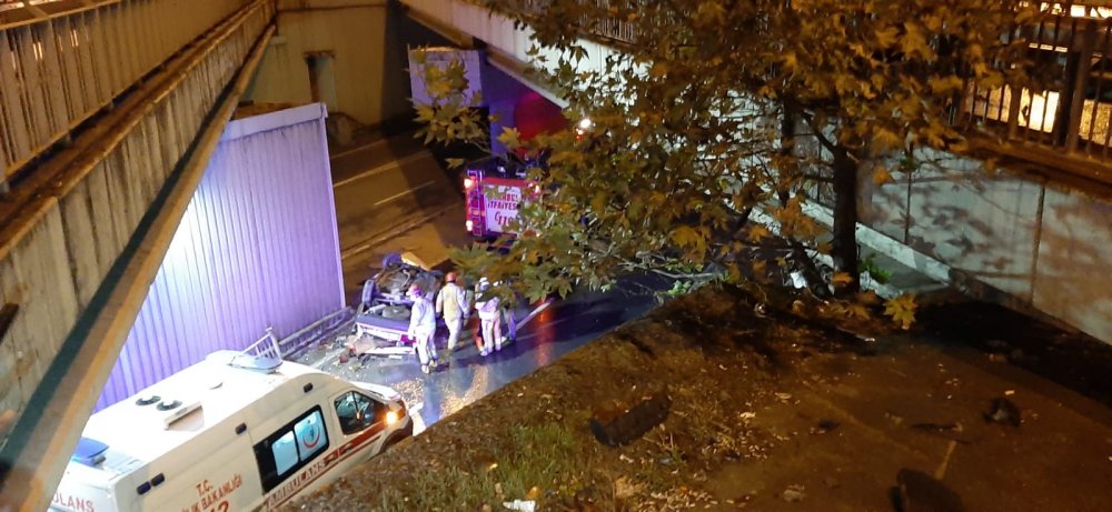 Avcılar'da otomobil viyadükten uçtu: 3 yaralı