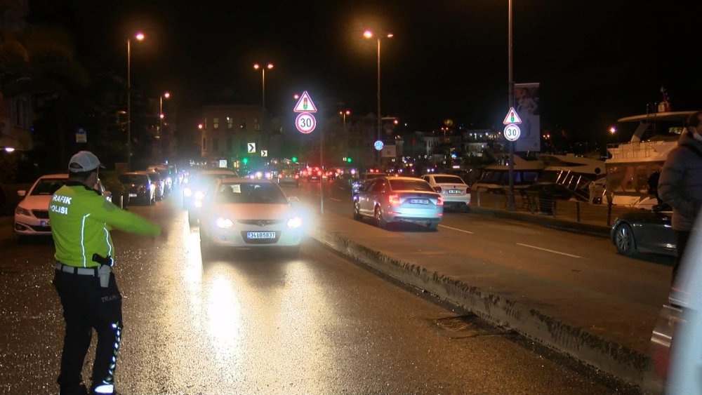 Beşiktaş'ta cip 4 araca çarptı: 2 yaralı  