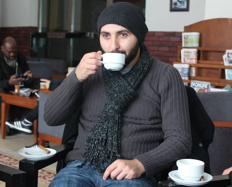 Silah seslerini duyup balkona çıkınca başından vurulan genç öldü