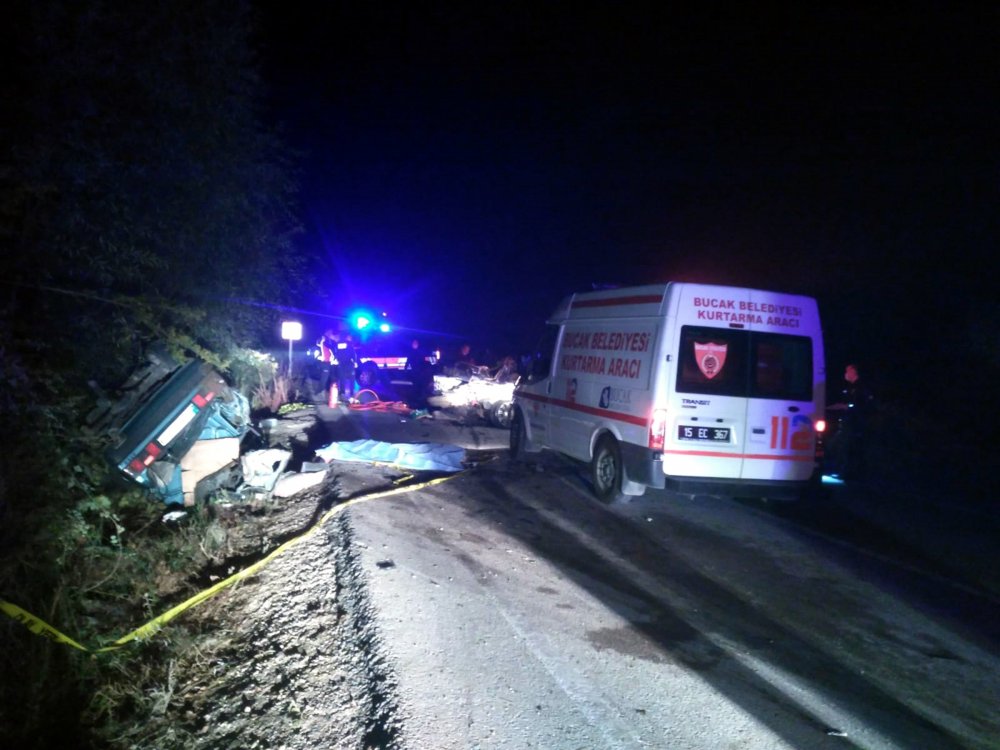 Ağlasun’da otomobiller çarpıştı: 2’si kardeş 3 ölü, 2 yaralı