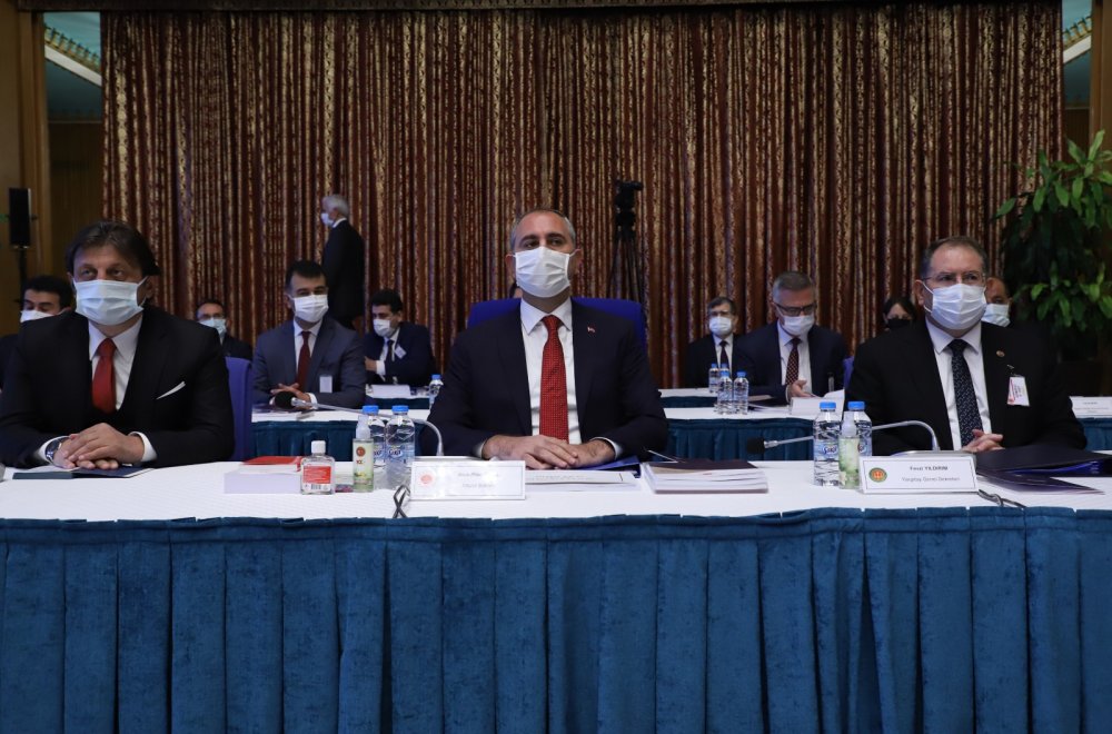 Bakan Gül ekonominin kötü gidişatının nedenini mi tarif etti? 'EKONOMİK KALKINMA ANCAK ŞEFFAF HUKUK DEVLETİNDE MÜMKÜNDÜR'