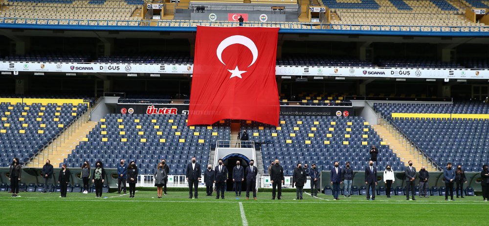 Fenerbahçe Stadı'nda Atatürk için saygı zinciri oluşturuldu