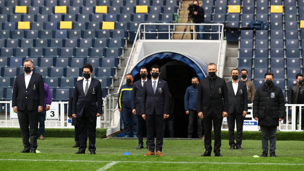 Fenerbahçe Stadı'nda Atatürk için saygı zinciri oluşturuldu