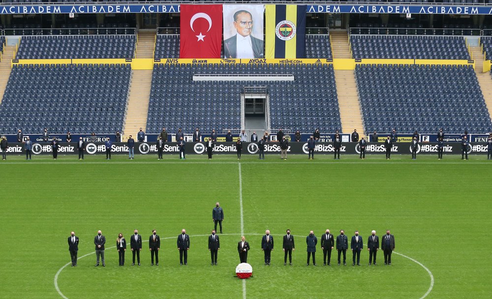 Fenerbahçe Stadı'nda Atatürk için saygı zinciri oluşturuldu