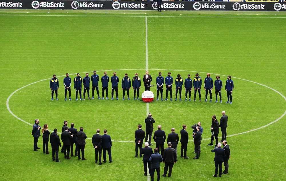 Fenerbahçe Stadı'nda Atatürk için saygı zinciri oluşturuldu