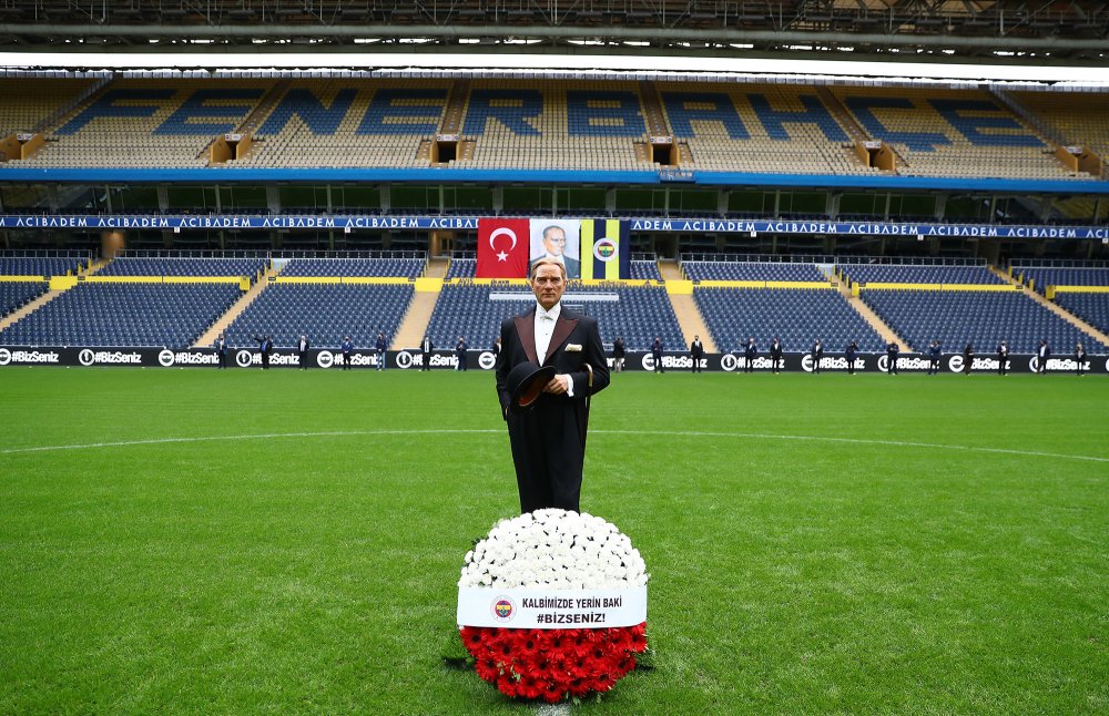 Fenerbahçe Stadı'nda Atatürk için saygı zinciri oluşturuldu