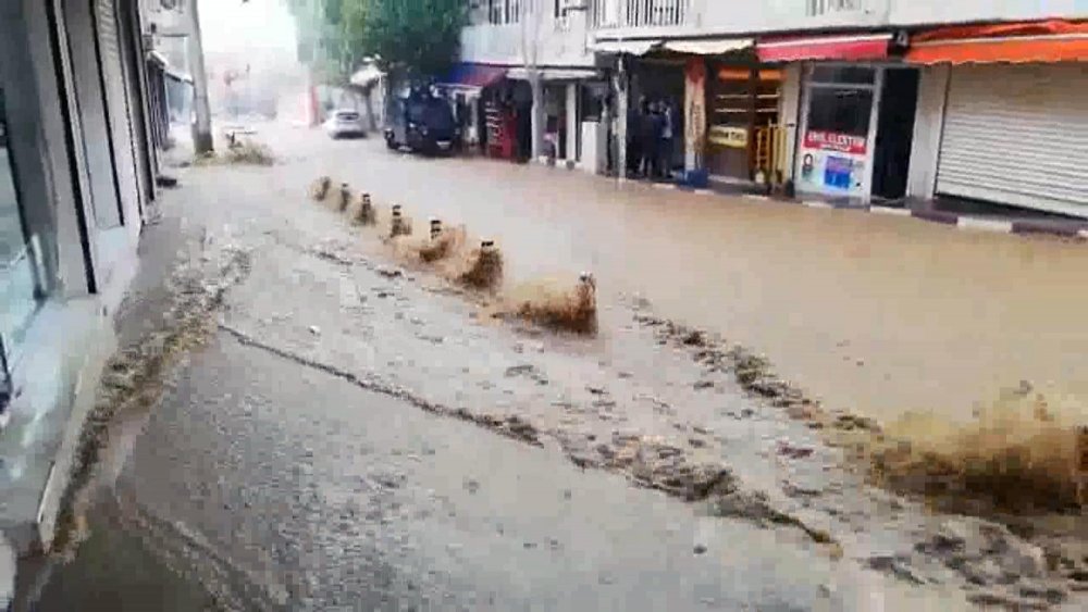 sağanak ve dolu, caddeleri suyla doldurdu