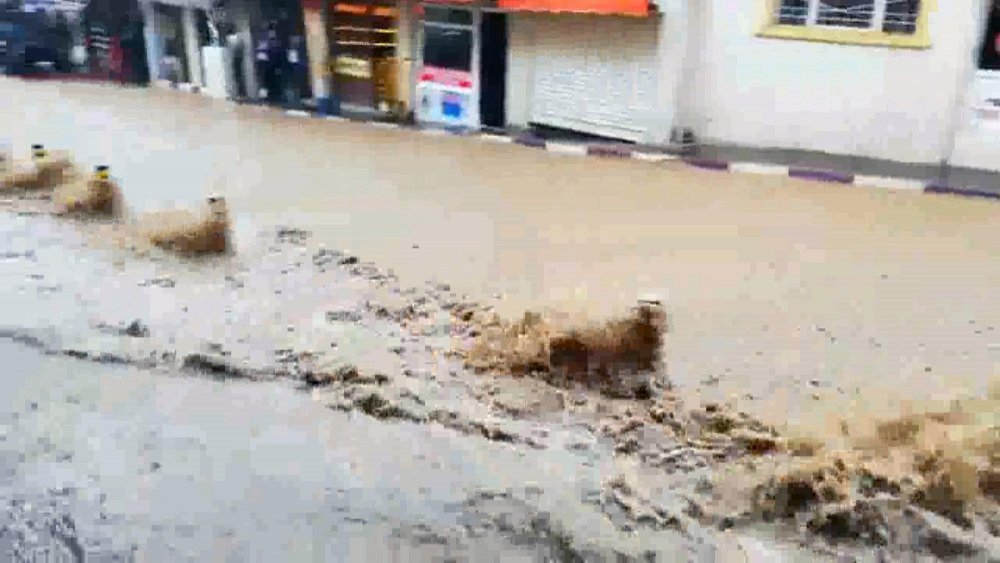 sağanak ve dolu, caddeleri suyla doldurdu