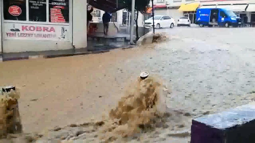 sağanak ve dolu, caddeleri suyla doldurdu