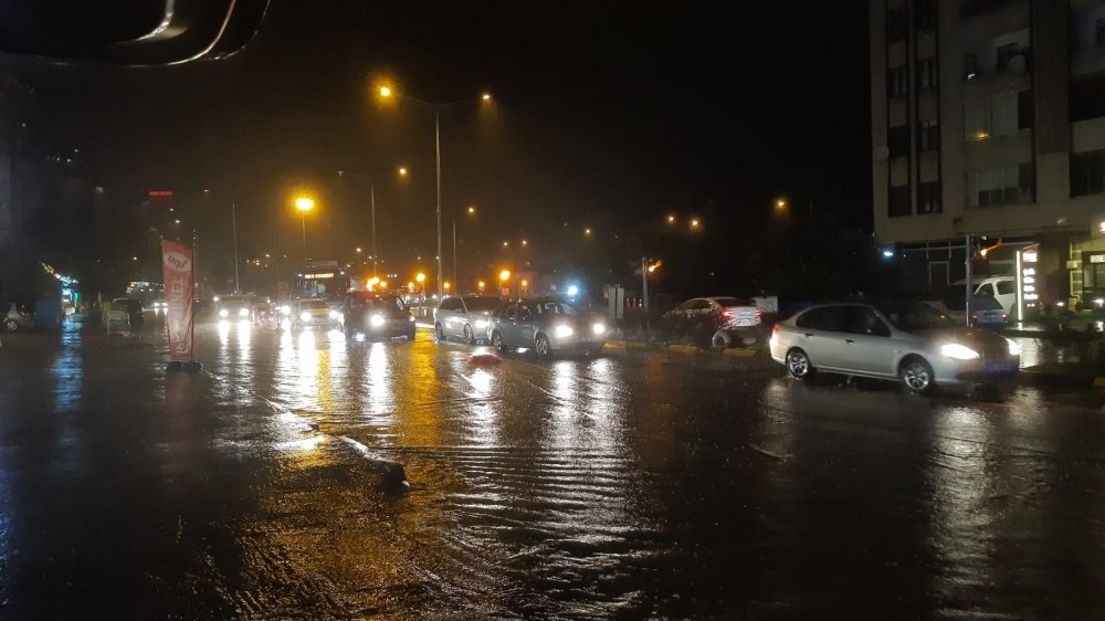 Trabzon'da sağanak etkili oldu, yollar göle döndü