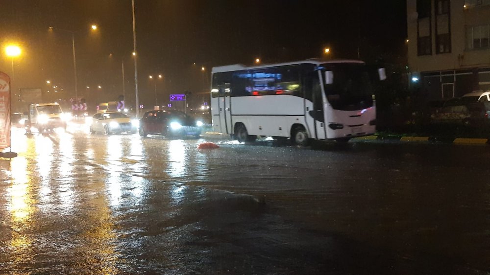 Trabzon'da sağanak etkili oldu, yollar göle döndü