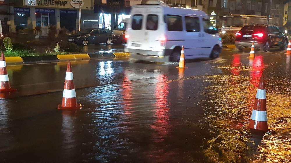 Trabzon'da sağanak etkili oldu, yollar göle döndü
