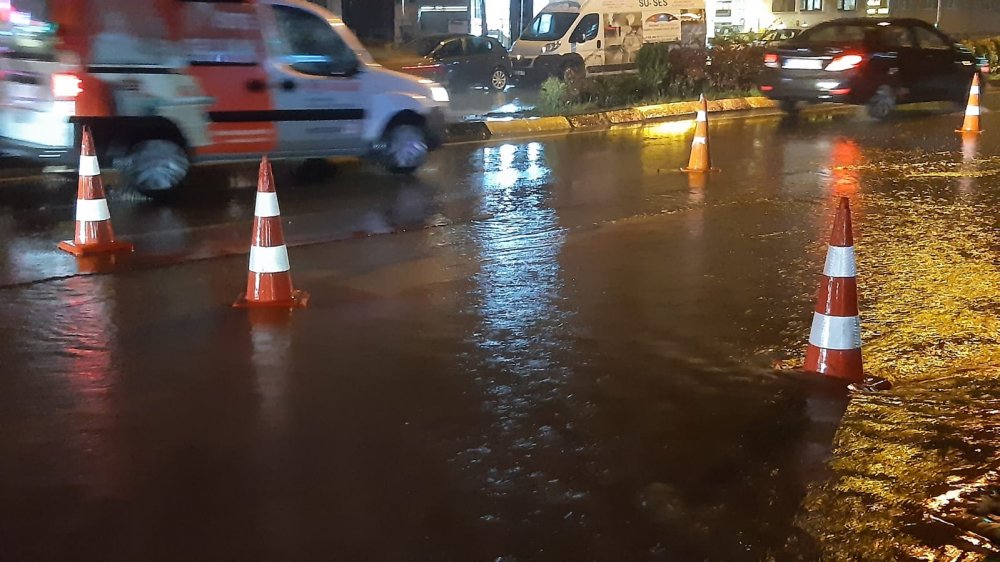 Trabzon'da sağanak etkili oldu, yollar göle döndü