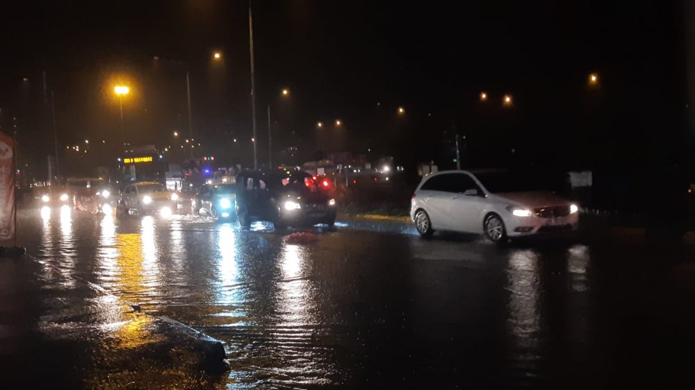 Trabzon'da sağanak etkili oldu, yollar göle döndü