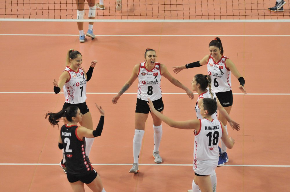 Türk Hava Yolları - OK Kastela: 3-0