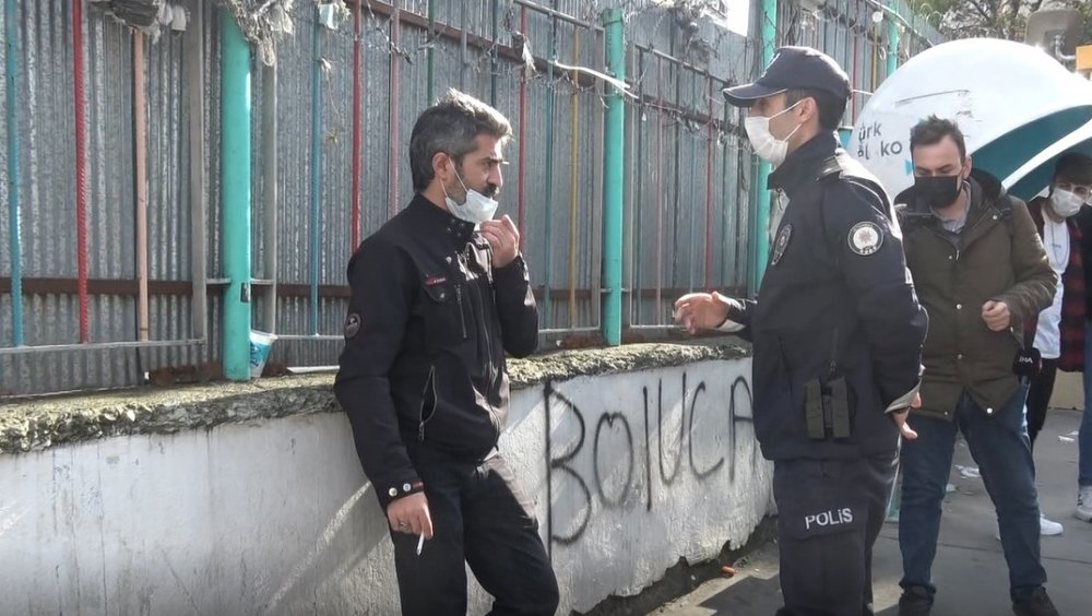 Arnavutköy'de polisi gören sigarayı yere attı  