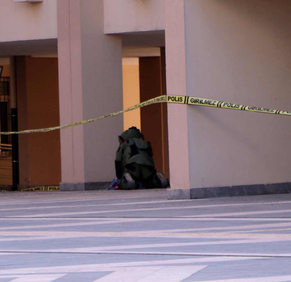 Bomba imha robotuyla patlatılan poşetten kıyafet ve ayakkabı çıktı