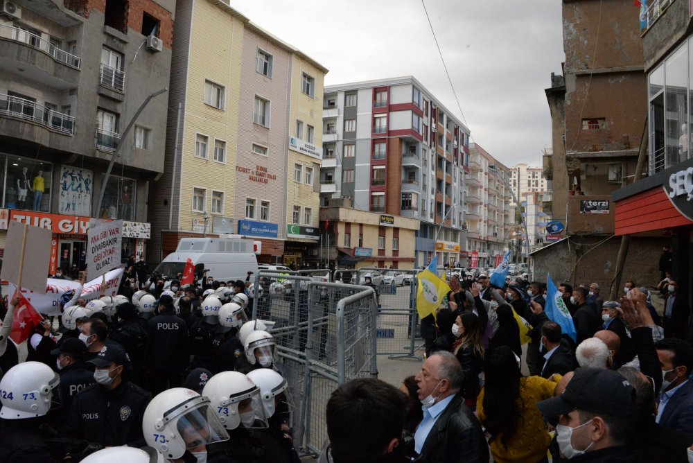 Diyarbakır ve Şırnak'taki ailelerden ortak çağrı: Hep beraber evlatlarımızı dağdan indireceğiz