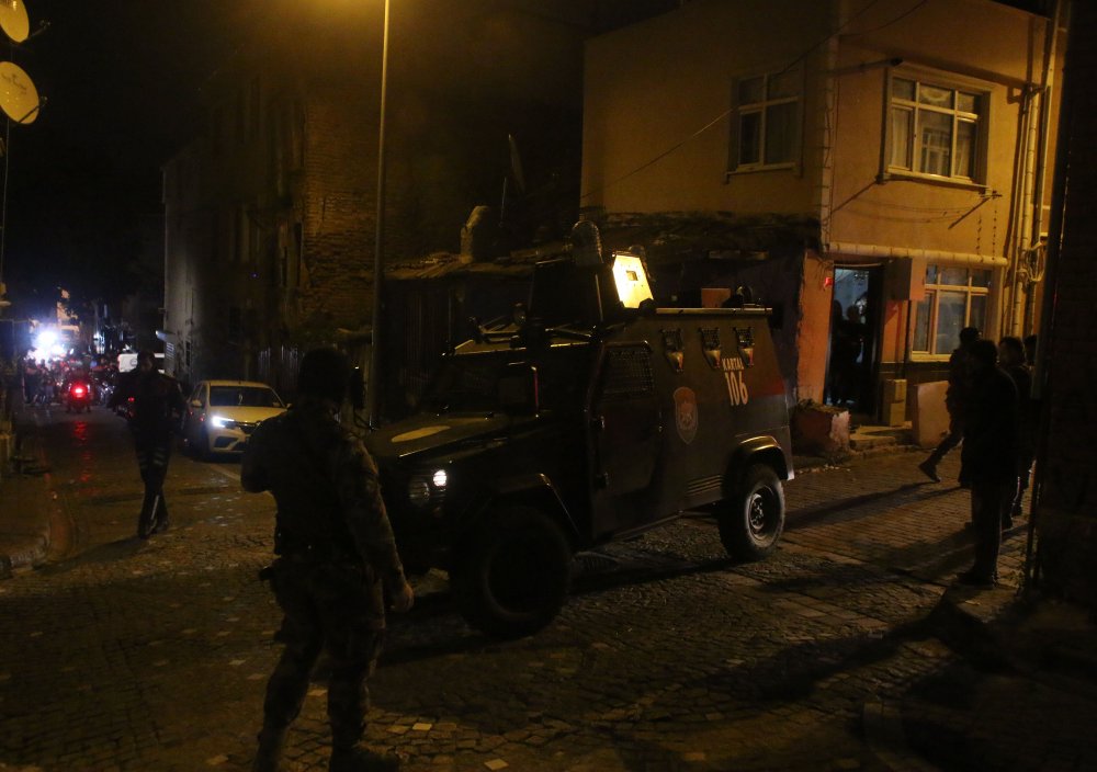Fatih'te etrafa rast gele ateş açan kişi polisi bacağından yaralayarak kaçtı