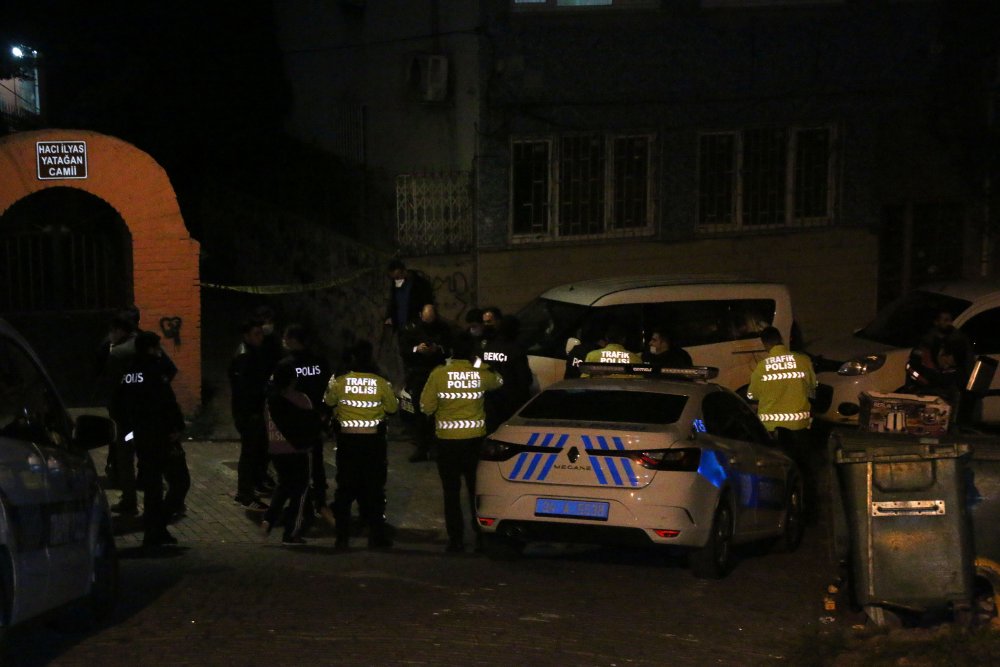 Fatih'te etrafa rast gele ateş açan kişi polisi bacağından yaralayarak kaçtı