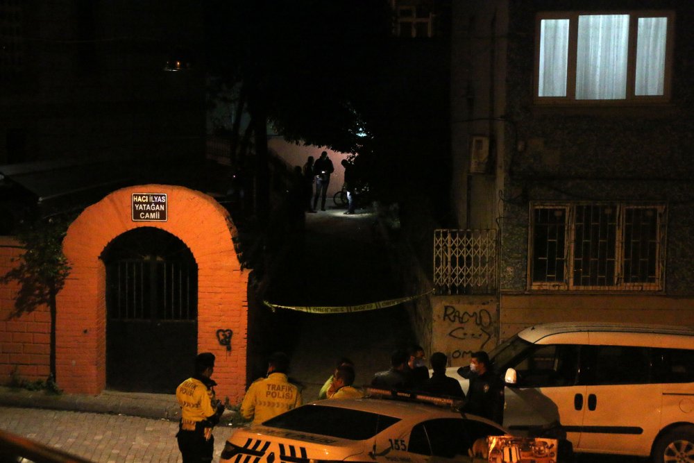 Fatih'te etrafa rast gele ateş açan kişi polisi bacağından yaralayarak kaçtı