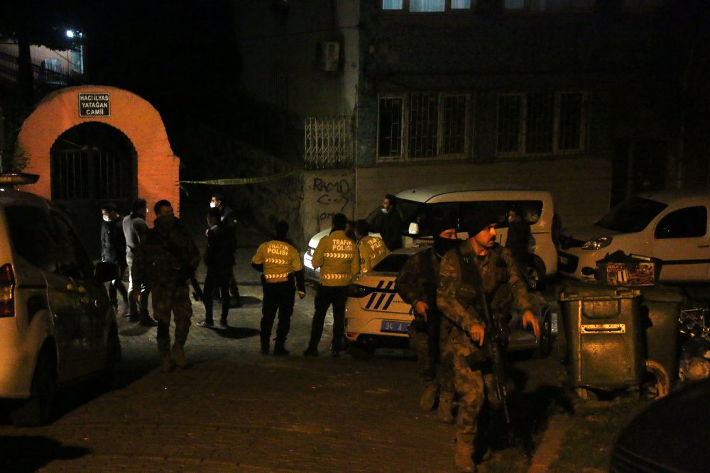 Fatih'te etrafa rast gele ateş açan kişi polisi bacağından yaralayarak kaçtı