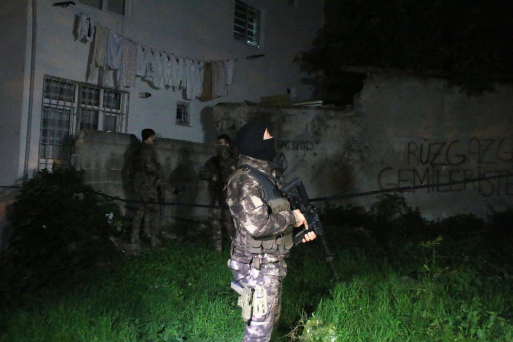 Fatih'te etrafa rast gele ateş açan kişi polisi bacağından yaralayarak kaçtı