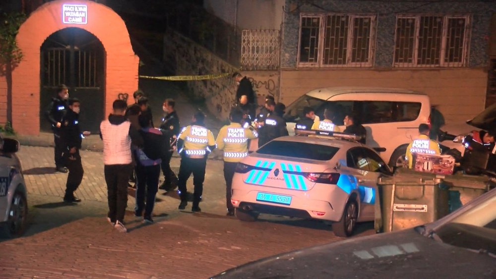 Fatih'te etrafa rast gele ateş açan kişi polisi bacağından yaralayarak kaçtı