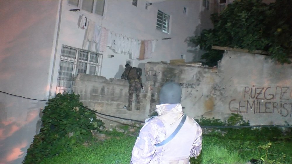 Fatih'te etrafa rast gele ateş açan kişi polisi bacağından yaralayarak kaçtı