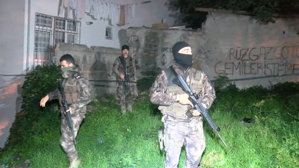 Fatih'te etrafa rast gele ateş açan kişi polisi bacağından yaralayarak kaçtı