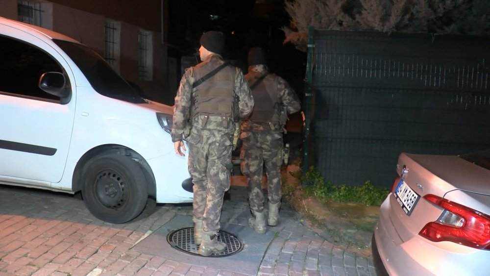 Fatih'te etrafa rast gele ateş açan kişi polisi bacağından yaralayarak kaçtı