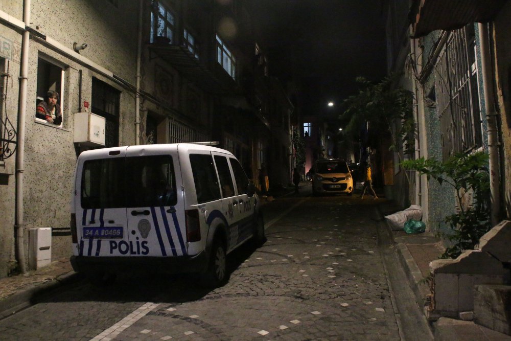 Fatih'te etrafa rast gele ateş açan kişi polisi bacağından yaralayarak kaçtı