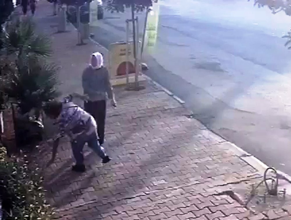 Kuru yemişçi çalışanı, engelli kadını darbetti