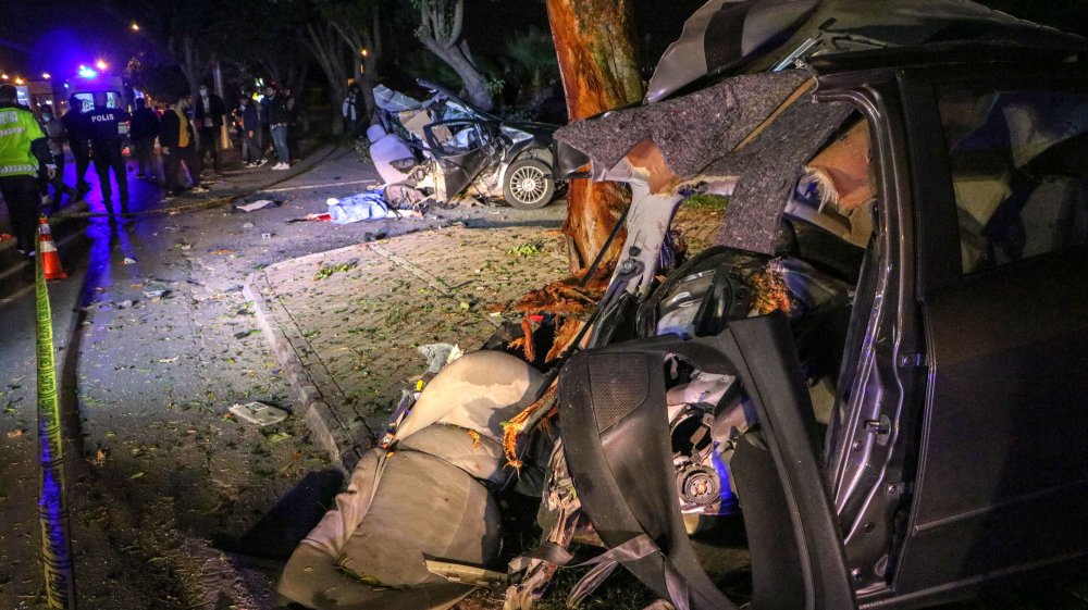 Makas atan otomobil ağaca çarparak ortadan ikiye ayrıldı: 1 ölü, 1 yaralı