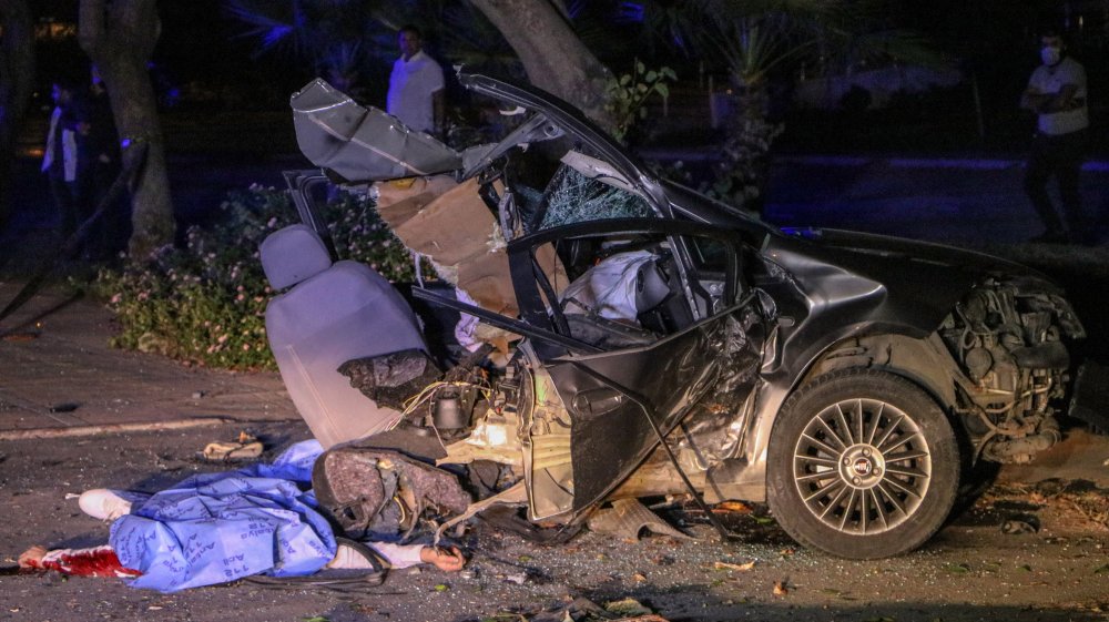 Makas atan otomobil ağaca çarparak ortadan ikiye ayrıldı: 1 ölü, 1 yaralı